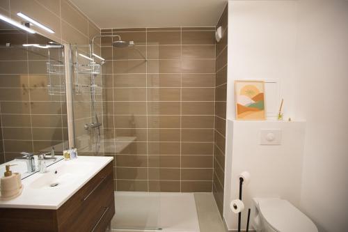 une salle de bain avec un lavabo, des toilettes et une douche dans l'établissement Le Majuscule, à Annecy