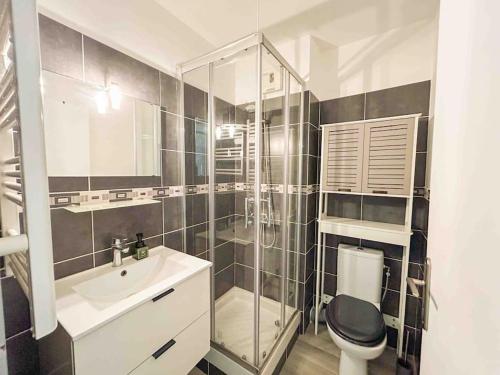 une salle de bain avec toilettes, lavabo et douche dans l'établissement Charmant T2 à 1km des plages de Sanary, à Sanary-sur-Mer