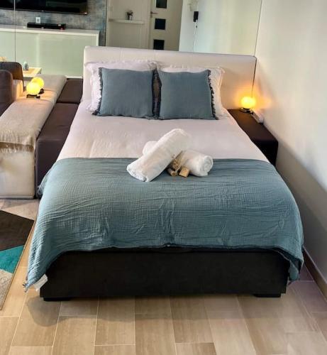 un grand lit avec un animal farci posé sur lui dans l'établissement Studio premium St Louis - emplacement idéal, à Cannes