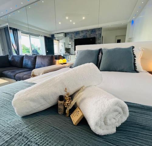 - un grand lit blanc avec une serviette dans l'établissement Studio premium St Louis - emplacement idéal, à Cannes