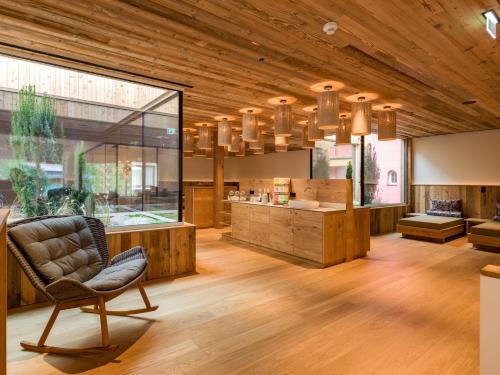 hol z krzesłem i salonem w obiekcie Hotel Sonnschein w mieście Niederau