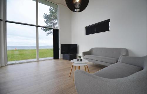 un salon avec un canapé et une télévision dans l'établissement Three-Bedroom Holiday Home In Ebeltoft, à Ebeltoft