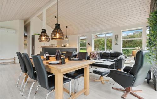 Ruang duduk di Cozy Home In Struer With Wifi