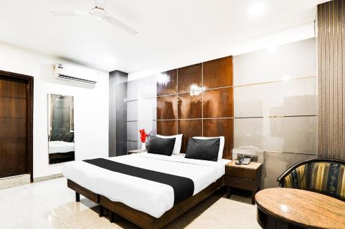 Postel nebo postele na pokoji v ubytování Hotel O Grand Peepal