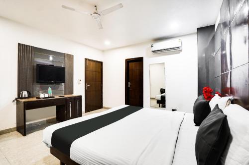 Postel nebo postele na pokoji v ubytování Hotel O Grand Peepal