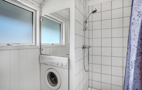 Bilik mandi di Beautiful Home In Ebeltoft With Wifi
