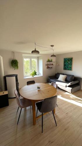 un salon avec une table et un canapé dans l'établissement Gite Le 38 à Goetzenbruck, chez Barbara, 53m2, à Goetzenbruck