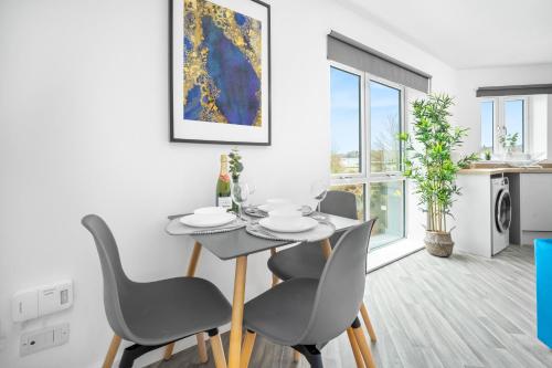 a dining room with a table and chairs at Two Bedroom Apartment - Parking - Sleeps 3 - Fast WiFi - Netflix - Top Rated - 27BC in Sleightholme