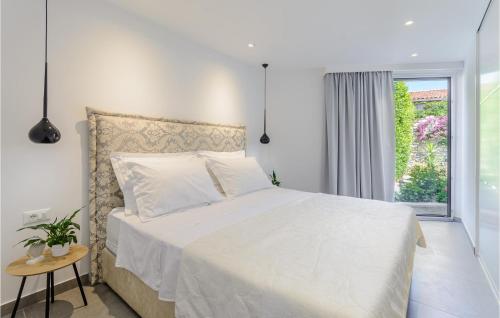 a bedroom with a white bed and a window at Beautiful Home In Sutivan With Wifi in Sutivan