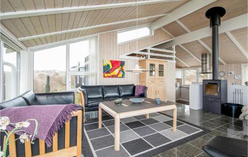 イェリングにあるFour-Bedroom Holiday Home In Hjorringのソファとテーブルのあるリビングルーム