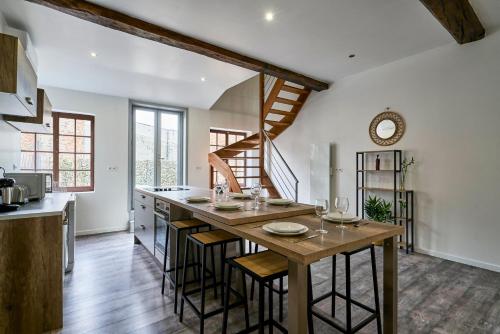 une cuisine avec un grand îlot dans une cuisine avec un escalier dans l'établissement T3 cosy avec terrasse à Douai, à Douai