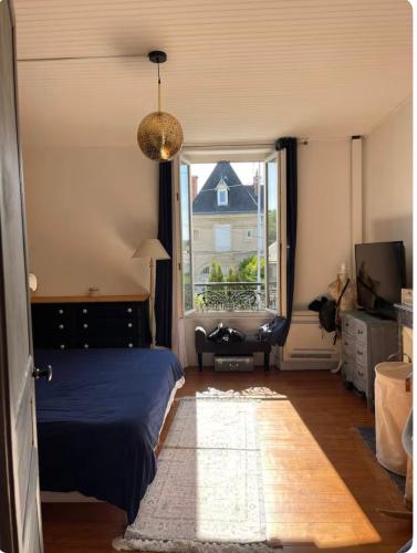 une chambre avec un lit et une fenêtre dans l'établissement Maison de ville avec jardin, au Mans