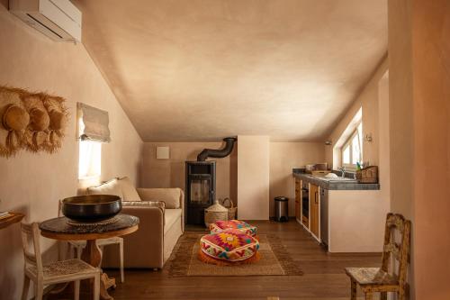 a living room with a couch and a table at Casa dos Pescadores in Carvalhal