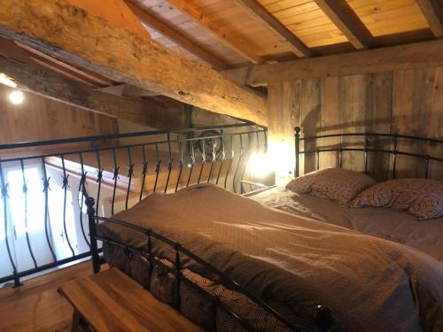 - une chambre avec un lit en métal dans l'établissement Beloesieje gites, à Castelsagrat