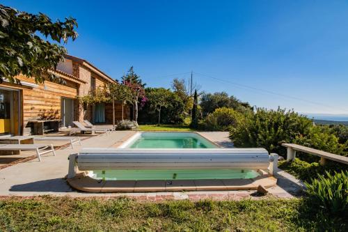 une piscine dans l'arrière-cour d'une maison dans l'établissement Maison Aux Vents, à Monacia-dʼAullène
