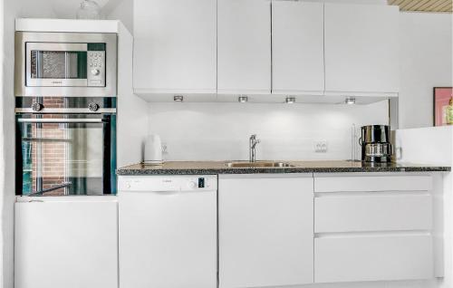 Η κουζίνα ή μικρή κουζίνα στο 7 Bedroom Awesome Home In Ulfborg
