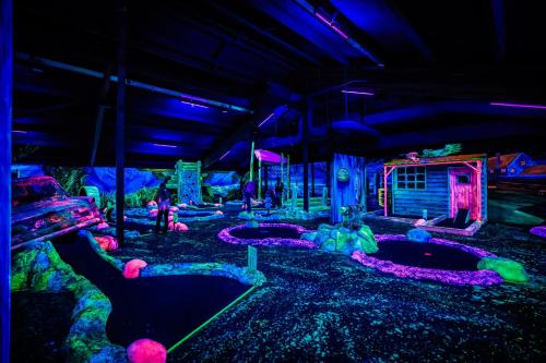 a room filled with lots of balls and lights at Vakantiepark Eiland van Maurik in Maurik