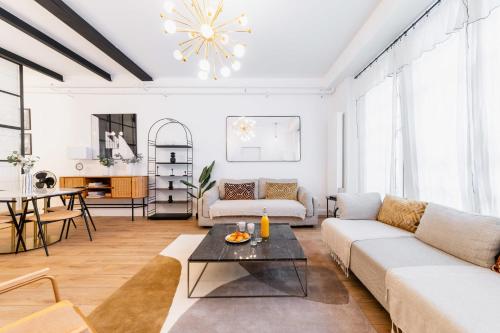 un salon avec un canapé et une table dans l'établissement Charmant appartement équipé proche Sacre cœur - 4P - FLAT-GUEST, à Paris