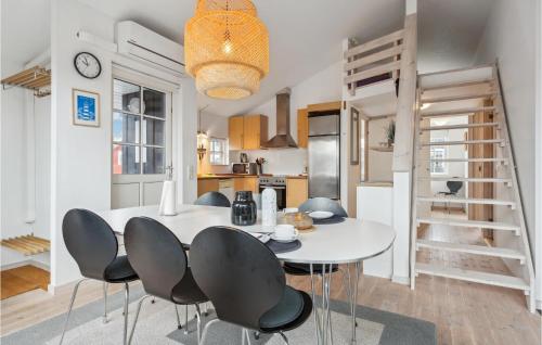 Dapur atau dapur kecil di Beautiful Home In Hvide Sande With Wifi