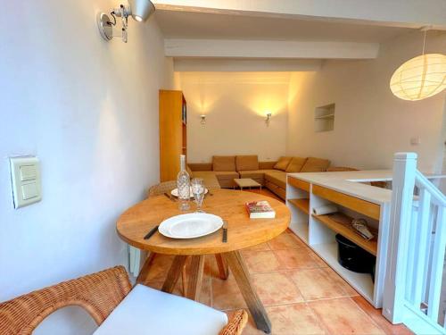 un salon avec une table et un canapé dans l'établissement Appartement avec terrasse tropezienne, Aups, à Aups