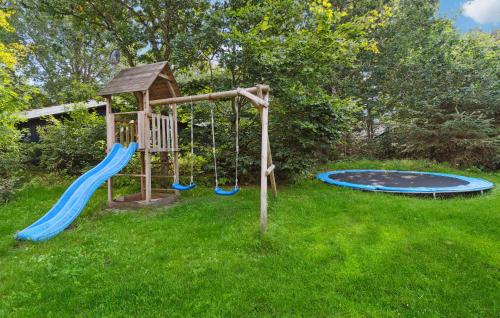 Herní místnost nebo prostor pro děti v ubytování Beautiful Home In Glesborg With Wifi