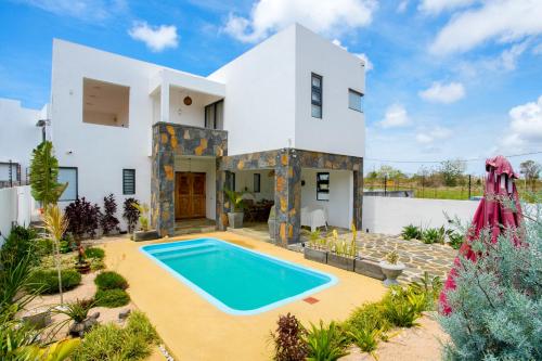 Spacious 4 Bed Villa with BBQ, Pool & Parking Grand Baie