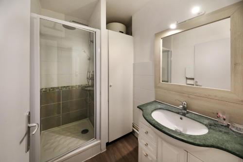 une salle de bain avec un lavabo et une douche dans l'établissement Le ptit vosgien - Appt à 15min des pistes, à La Bresse