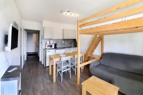 Ce petit appartement comprend une mezzanine et une cuisine. dans l'établissement Le ptit vosgien - Appt à 15min des pistes, à La Bresse