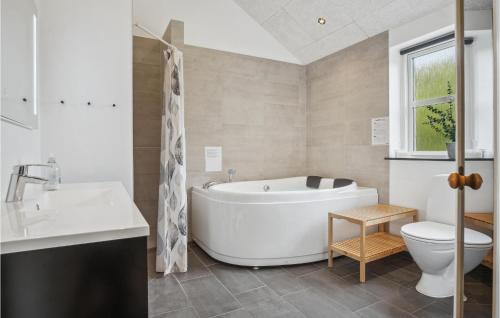 Ένα μπάνιο στο Five-Bedroom Holiday Home In Grenaa