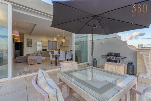 Posezení v ubytování Lovely Mellieha Apt with stunning terrace & views by 360 Estates