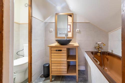 une salle de bain avec un lavabo et un miroir dans l'établissement Petit loft des prisons, à Annecy