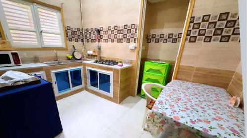 チュニスにあるDar Elineのテーブルとシンクのある小さなキッチン