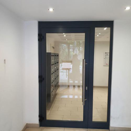 une porte vitrée dans une pièce avec une pièce avec dans l'établissement F2 Strasbourg, à Strasbourg