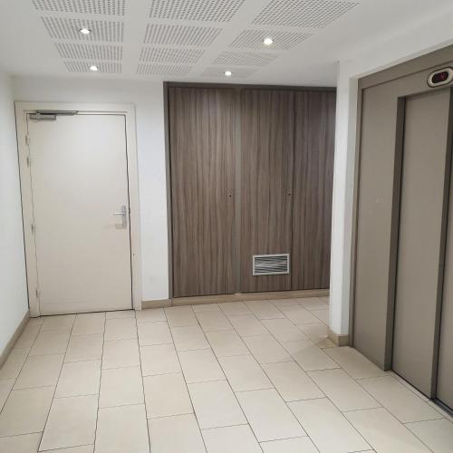 une pièce vide avec une porte et un sol dans l'établissement F2 Strasbourg, à Strasbourg