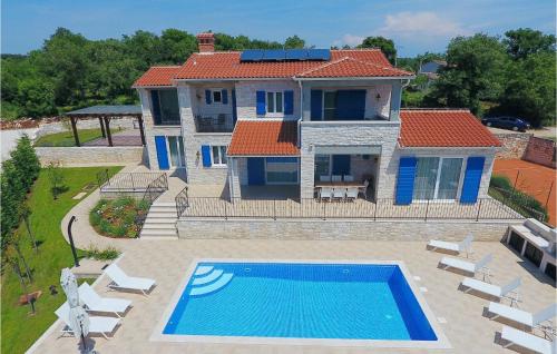 Piscina de la sau aproape de Villa Babudri