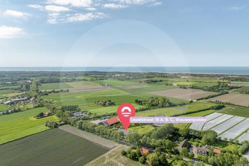 an aerial view of a field with a red marker at Welcome in - Vakantiehuis 't Zwartje met ruime tuin I Lepelstraat 18B in Vrouwenpolder