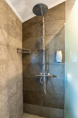 Ένα μπάνιο στο Simada Center Guesthouse