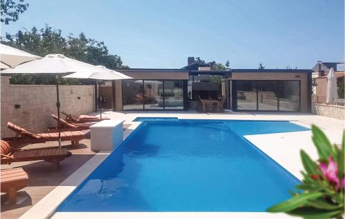 Beautiful Apartment In Kastel Stari With Wifi