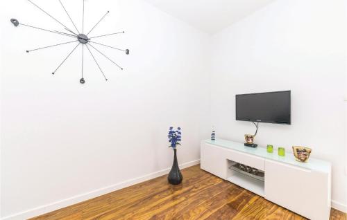 Beautiful Apartment In Kastel Stari With Wifi