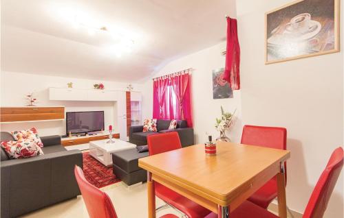 FondoleにあるLovely Apartment In Fondole With Wifiのテーブルとソファのあるリビングルーム