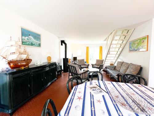 un salon avec une table et des chaises dans l'établissement Maison avec jardin 250m plage, à Batz-sur-Mer
