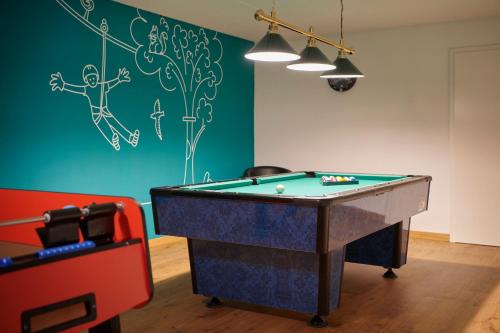a room with a pool table and a wall at Reka-Ferienanlage Magadino in Magadino