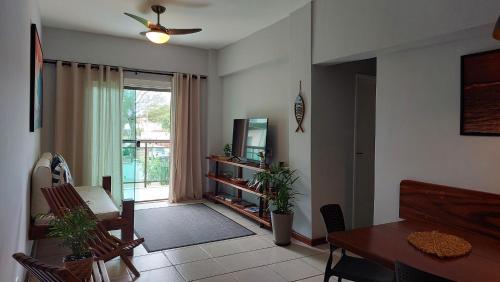 Μια τηλεόραση ή/και κέντρο ψυχαγωγίας στο Apartamento de frente para a praia de Itaúna Saquarema