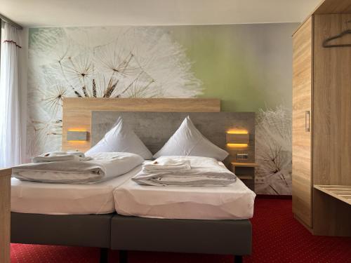 Postel nebo postele na pokoji v ubytování SKYHOTEL Merseburg