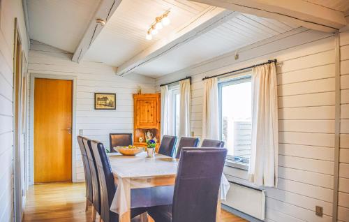 ein Esszimmer mit Tisch und Stühlen und einem Fenster in der Unterkunft Holiday Home Skonnertvej Ebeltoft Xii in Ebeltoft