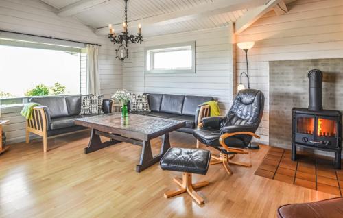 ein Wohnzimmer mit einem Sofa und einem Holzofen in der Unterkunft Holiday Home Skonnertvej Ebeltoft Xii in Ebeltoft
