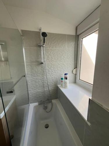 une salle de bain avec une douche, une baignoire et un lavabo dans l'établissement Studio calme sous les toits, à Saint-Brieuc