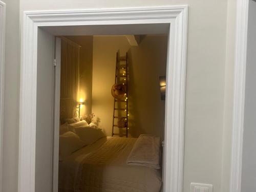 スペッロにあるArmonia - Casa Vacanzeのベッドルーム(ベッド付)につながるドア