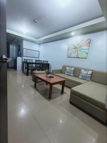 Ein Sitzbereich in der Unterkunft One Oasis Condo beside SM Mall
