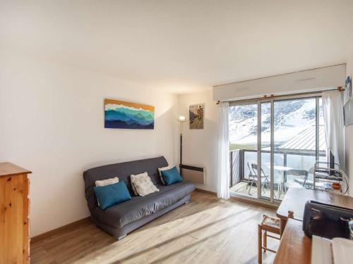 d'un salon avec un canapé et un balcon. dans l'établissement Studio cabine cosy 4 pers - balcon sud, parking, à 20m des pistes - FR-1-404-289, à La Mongie